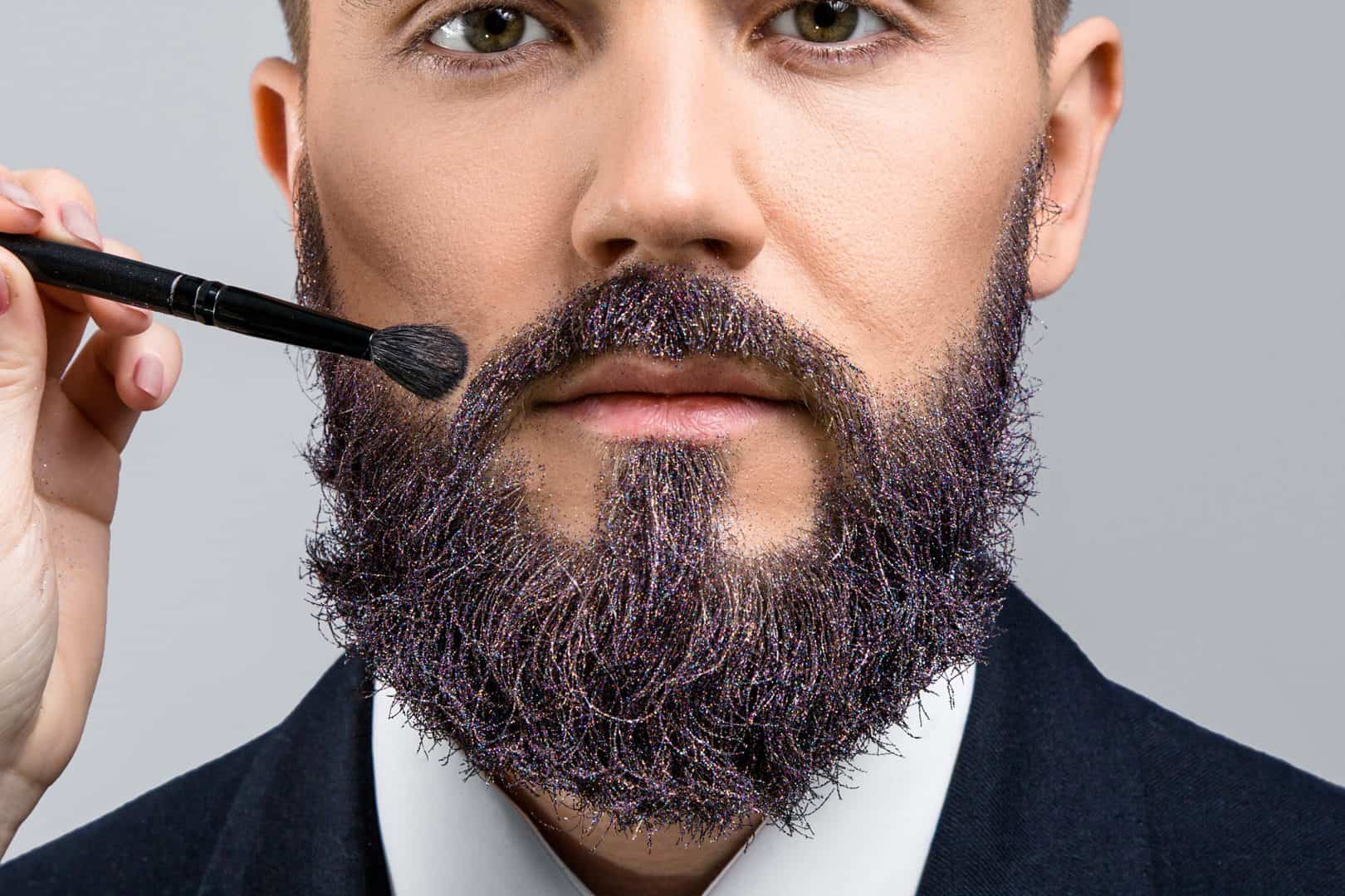 Mann wirt Bart gefärbt