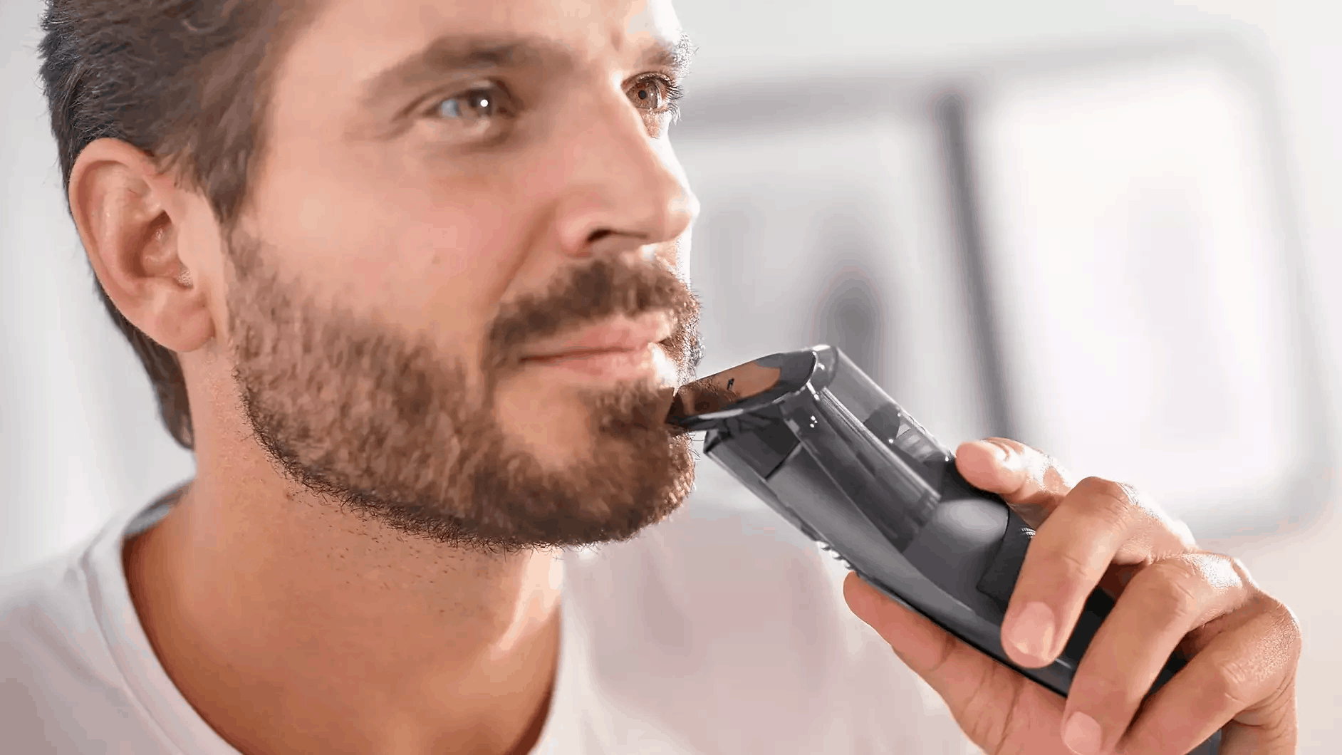 Mann verwendet Vakuum Bartschneider